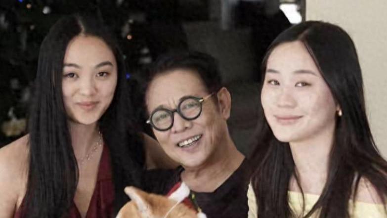 李连杰回新加坡过圣诞，和俩女儿合影照曝光