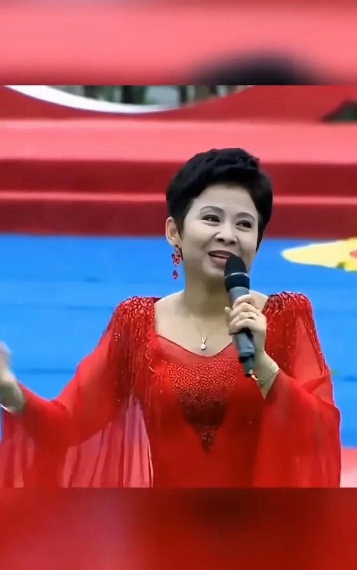 她的歌声美妙动听，像百灵鸟，比宋祖英强十万八千里