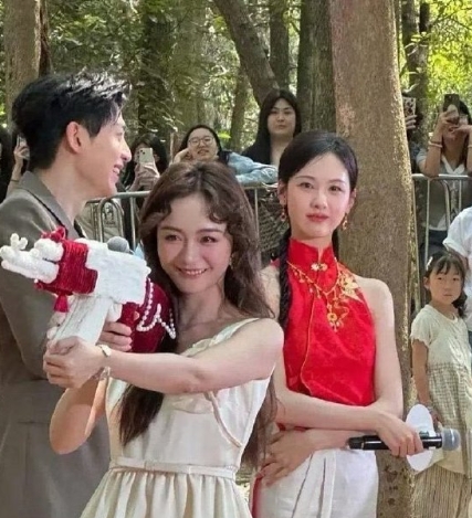 何泓姗怎么做到38岁像18岁一样天真无邪的？