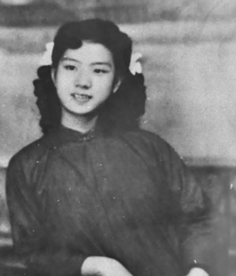 1949年，特务头子毛森，抓捕了一个交际花小姐，审讯时，毛森用刀划开她的衣服，轻