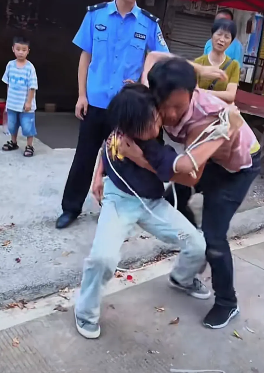 孩子不听话初中辍学，到处乱跑，父亲得知消息之后，在街上捆绑送纸派出所，父亲也是恨