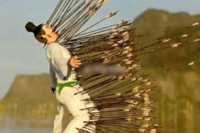 导演想拍出万箭穿心的效果，不料演员至今仍成为笑柄​​​