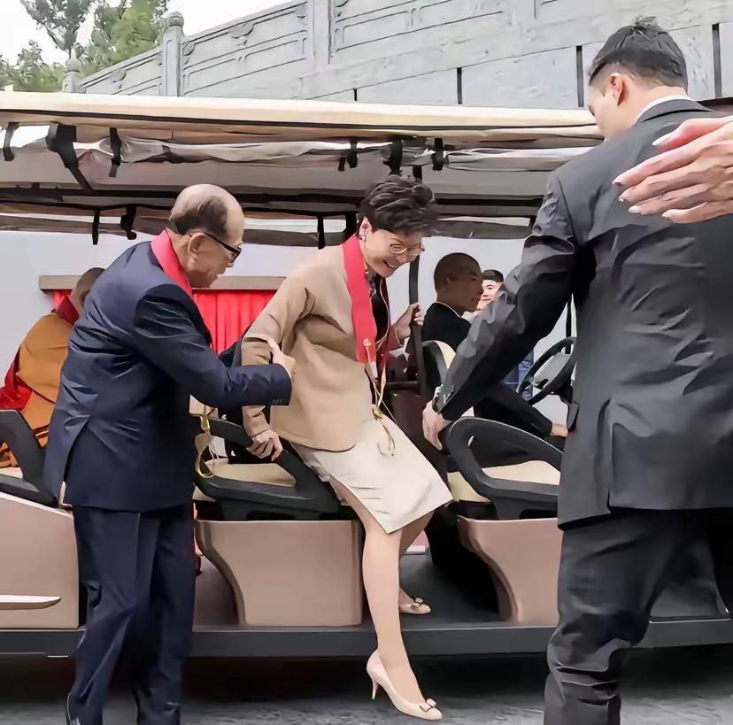 你是谁？取决于你在哪里混饭吃
如果在一个荒岛上，你就是全岛第一，你就是岛主，你就