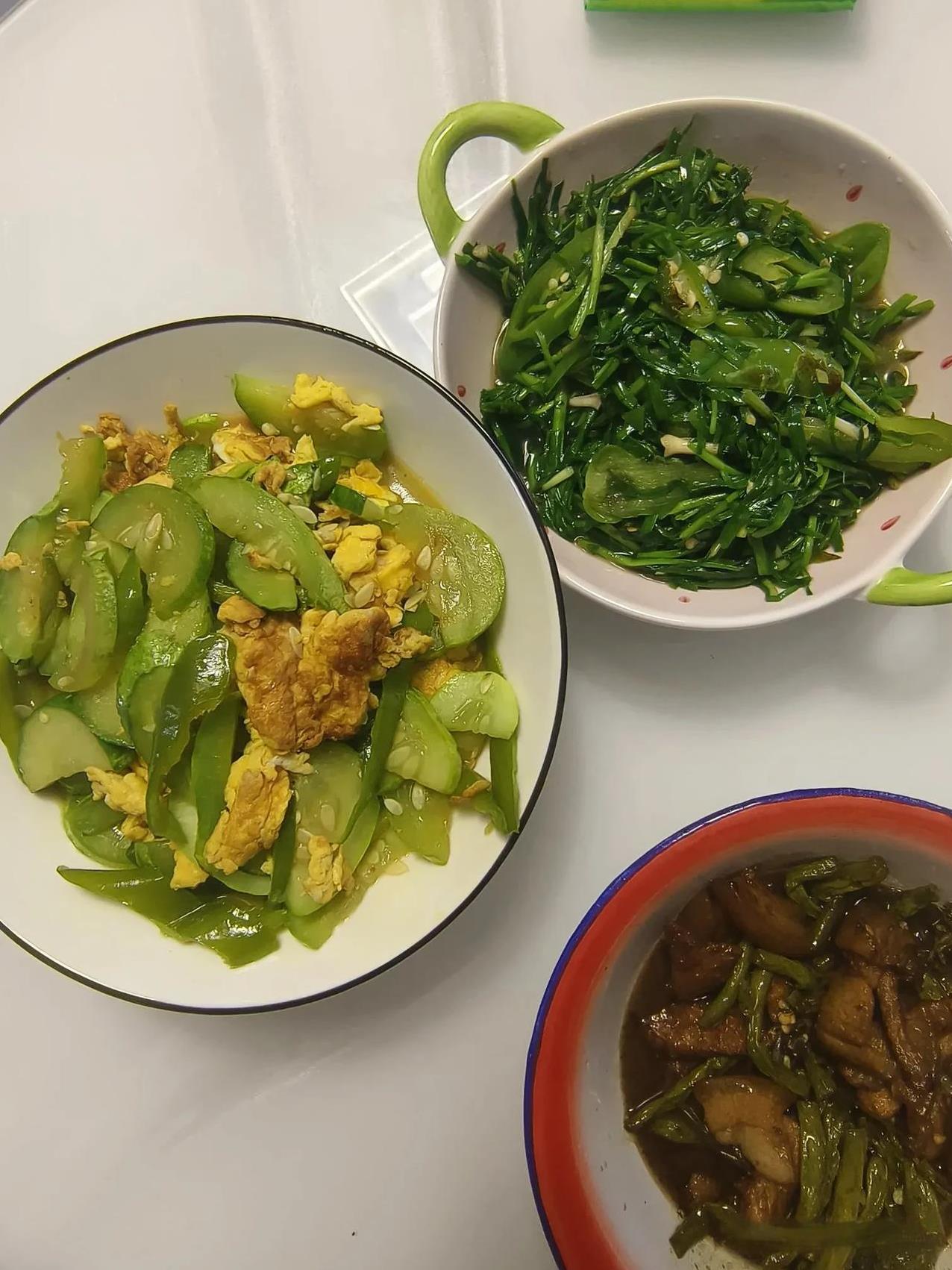 我也是服了，
上辈子也不知道烧了什么香，
生了个爱做饭的儿子，
一放假就跑到厨房