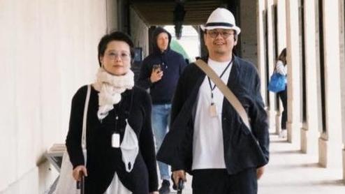 53岁袁立现状：瘦身15斤，与小12岁老公在巴黎街头漫步