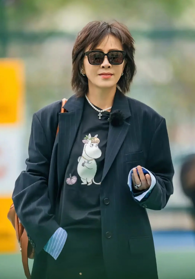 《一路繁花2》，我就喜欢刘嘉玲、刘晓庆，太敢说了，综艺感超强。

刘嘉玲说刘晓庆