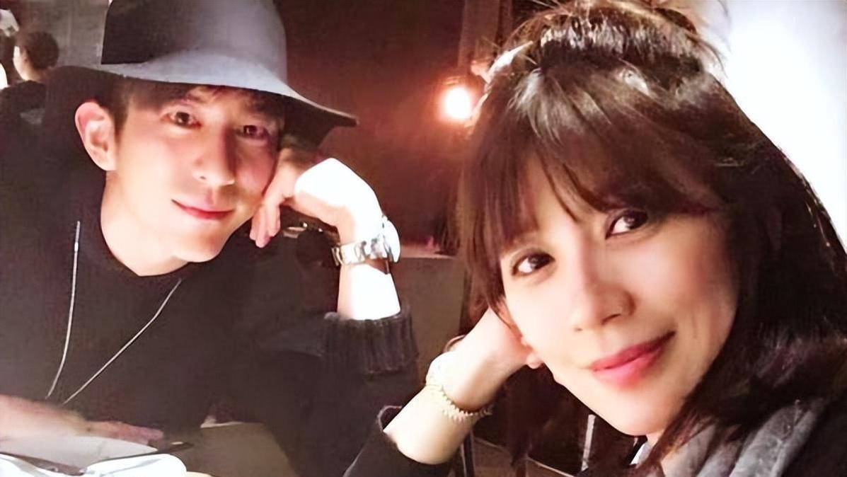 从宠妻模范到生育争议：贾静雯修杰楷婚姻真相探秘