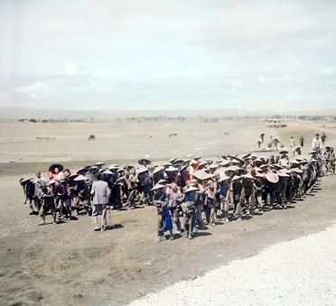 1943年，云南老百姓戴着斗笠冒着炎炎烈日建造空军基地。云南全省累计动员近百万老