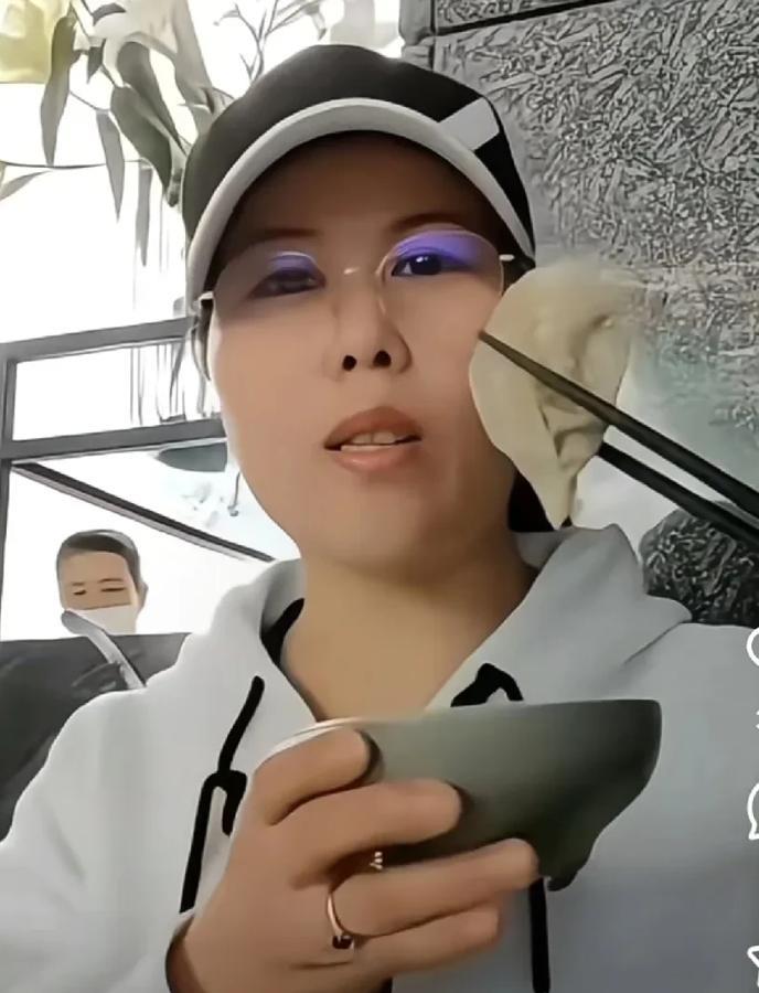 小杨阿姨开直播说的几句话，真是太巧妙了！

玥儿和箖箖，现在是住在汪小菲在台北租