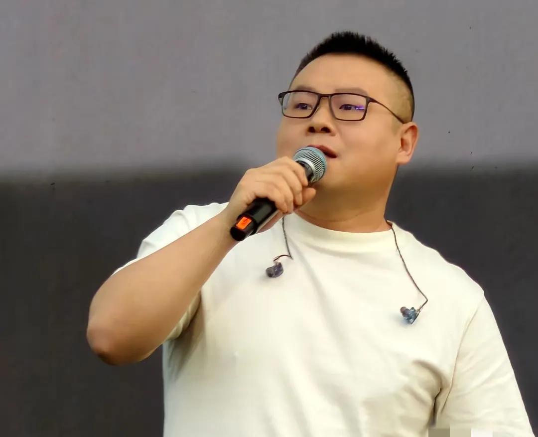 我闺蜜兴冲冲的给我打电话
她说，你没去岳云鹏演唱会，
你亏大了，你都不知道岳云鹏