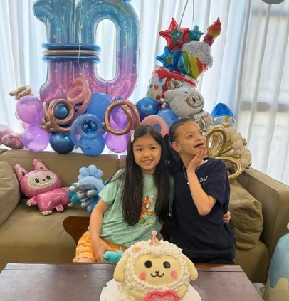 钟丽淇10岁女儿庆生，陪伴患病姐姐温馨切蛋糕 ​​​