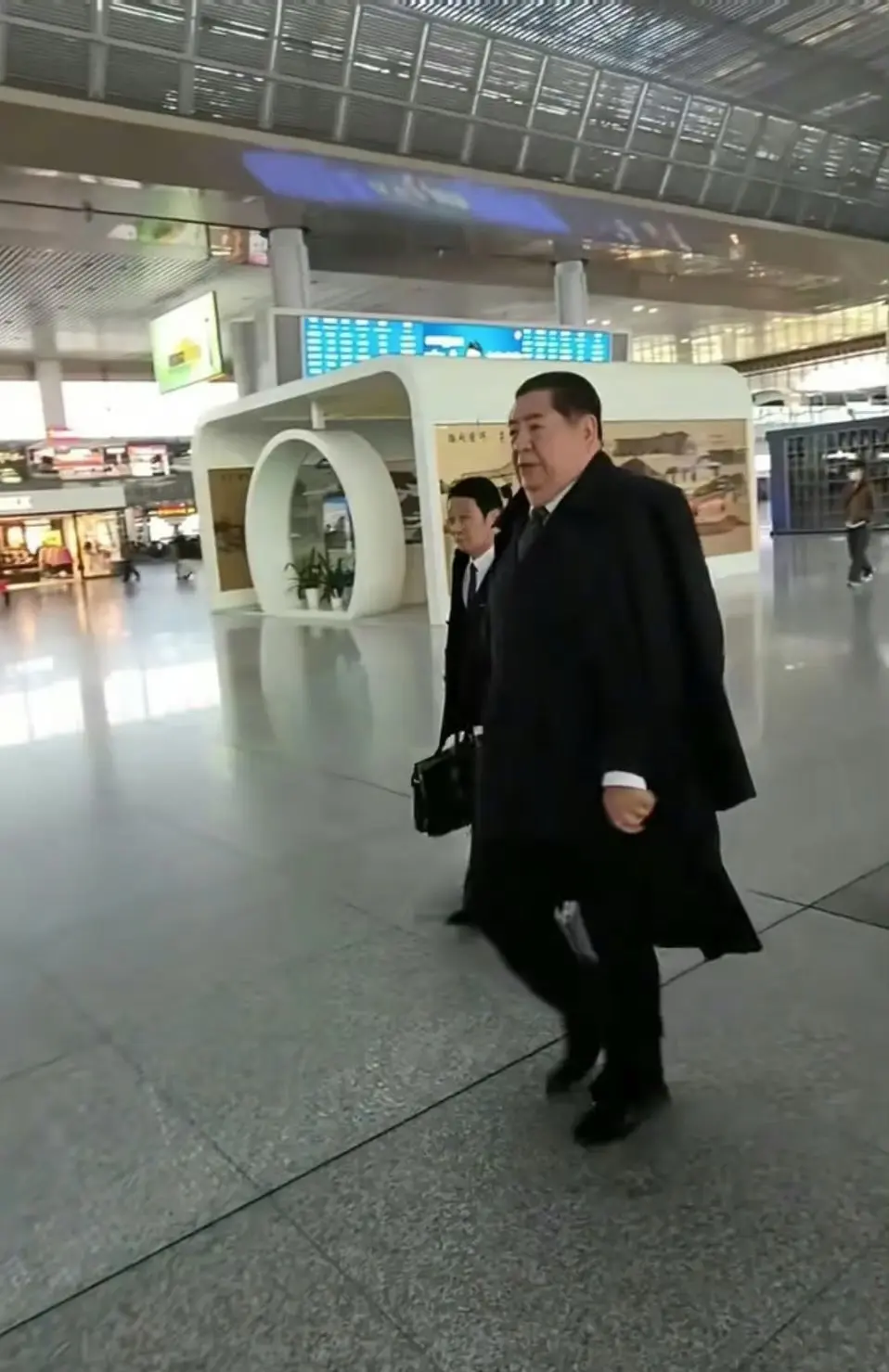 这是谁啊，好有领导气派。