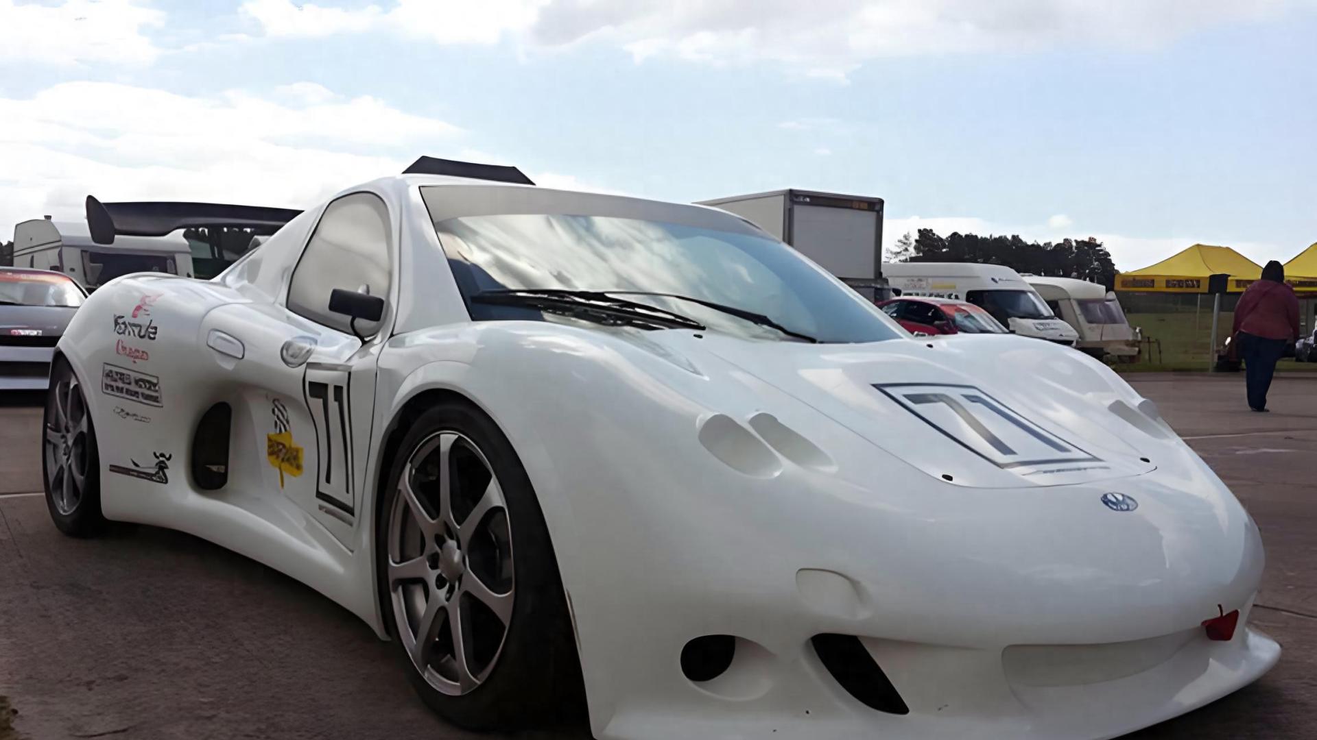 威尔士跑车的中置引擎复兴：Marcos Spirit 220