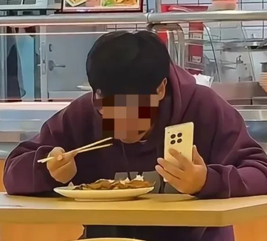 2023年，16岁的胡姓女孩与两位朋友在一家餐馆用餐时，边吃边用手机拍照。对面坐