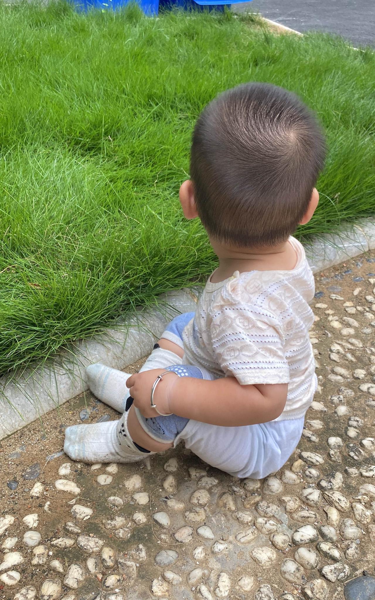 带娃以后才知道：
1.宝宝刚到一个陌生的环境会不适应很正常，但是他会知道你是不是
