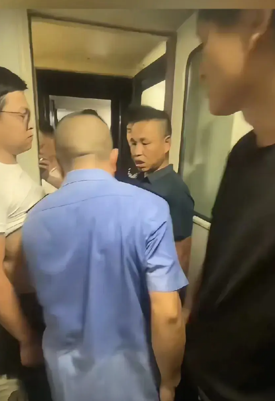 看看列车员的衣服完全被汗水沁湿，就可见没有空调、密不透风的列车该是如何的闷热，就
