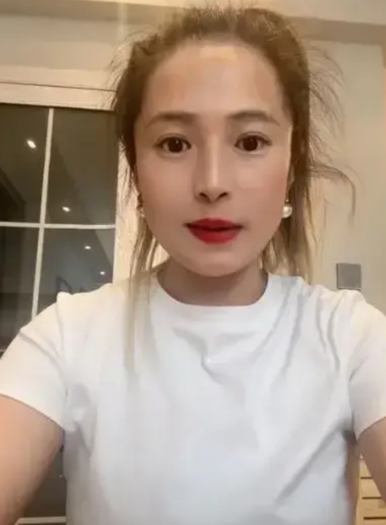 “你好，一共9800元，请付款！”
听见这话，四川游客李女士一下都懵了，翻着购物