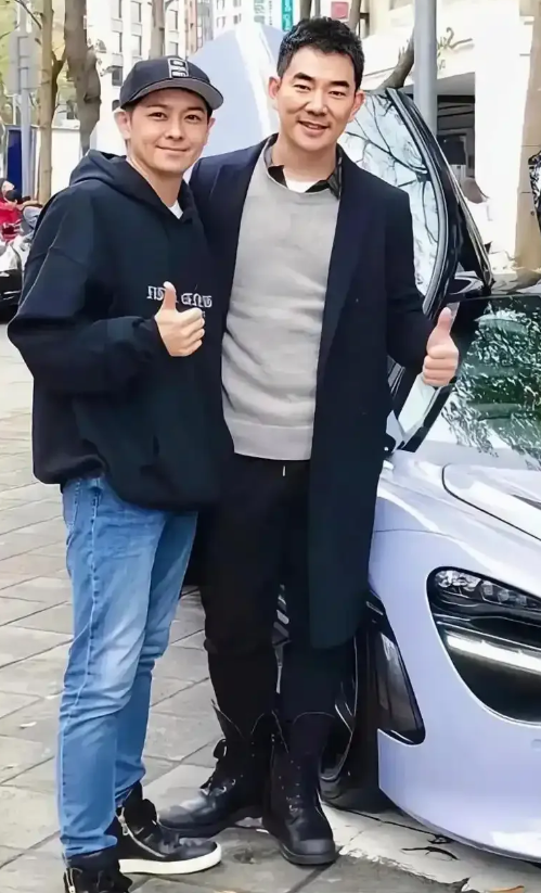 任贤齐身高177CM，林志颖身高172CM，可两人站在跑车旁，看着林志颖比任贤齐