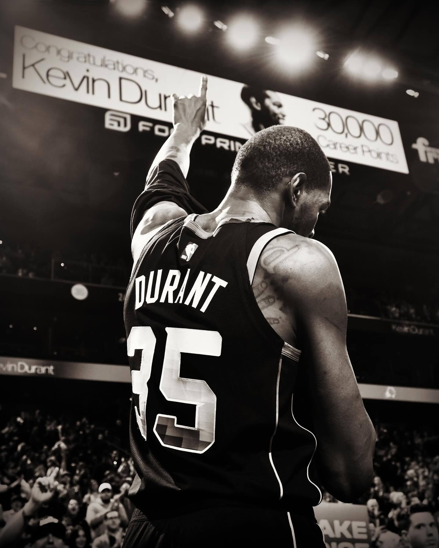 3万分先生杜兰特，伤愈复出后连续两场超负荷比赛，两场比赛打了85分钟，拿到71分