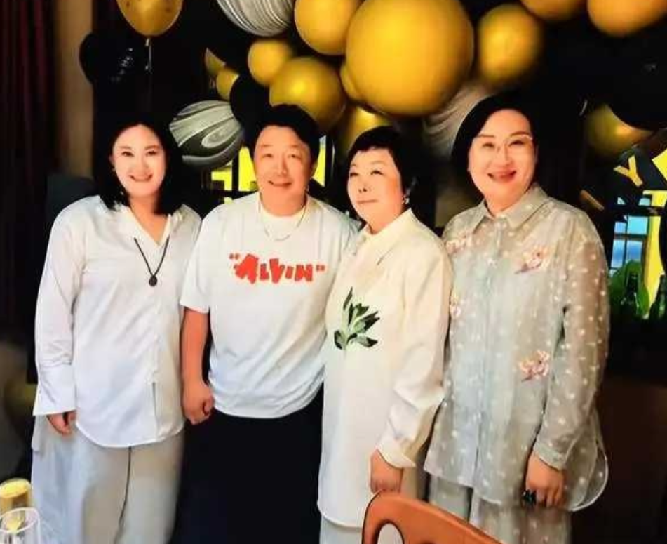 黄渤山东为姐庆生，黄洮贵气，餐厅蛋糕超豪华
9月22日，黄渤返乡为姐黄洮庆生，贵