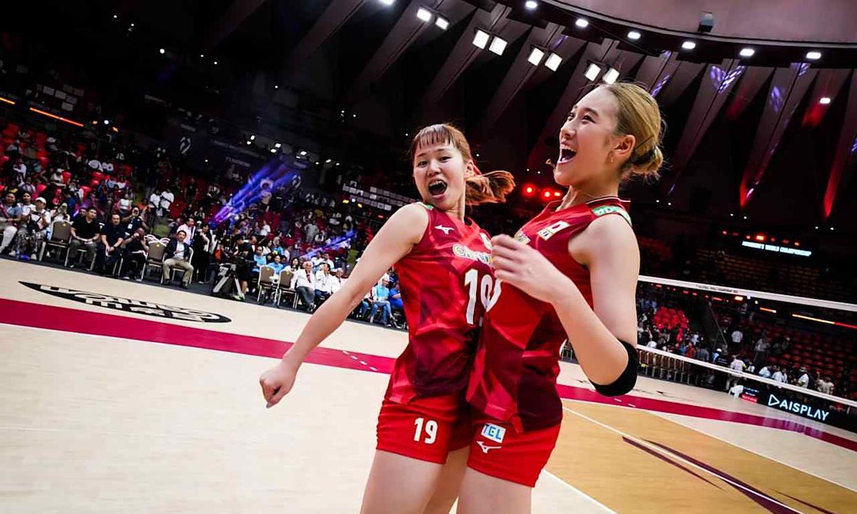 日本女排激情庆祝打入世锦赛四强！3-2逆转击败了荷兰女排之后，日本女排顺利闯入了