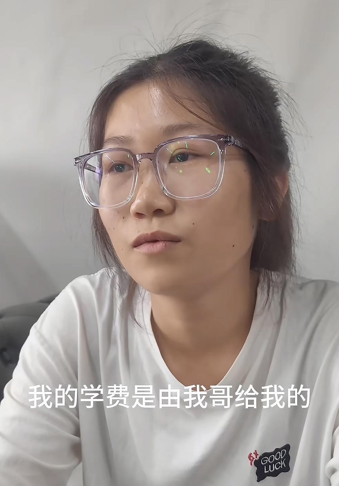 这个背着扁担走出考场的姑娘，彻底把我圈粉了！视频才几天播放直接冲破千万，评论区留