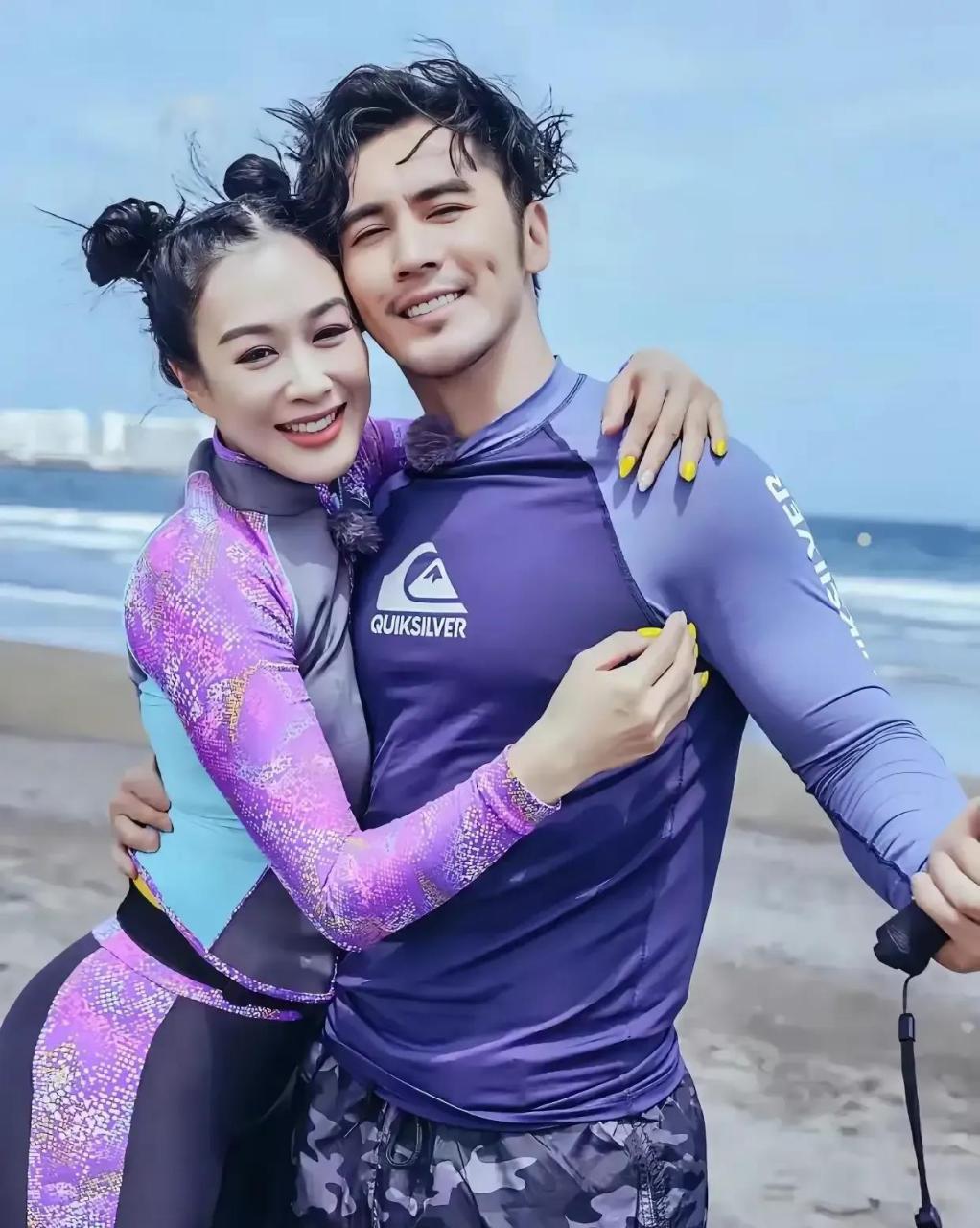 当年，张伦硕认识钟丽缇时，无车无房，身上仅仅只有5万的存款。而钟丽缇虽然离过婚并