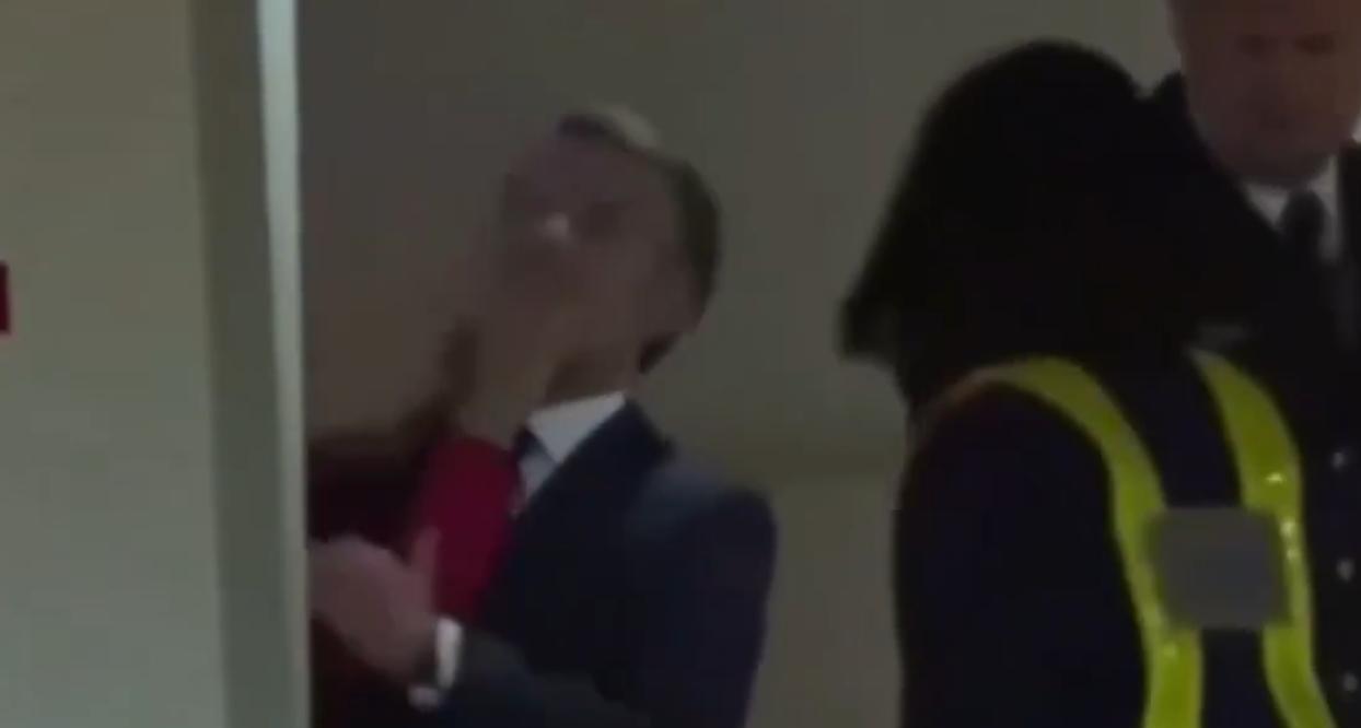 马克龙出访东南亚，首站落在越南。在法国总统专机降落在河内机场的时候，有记者在现场