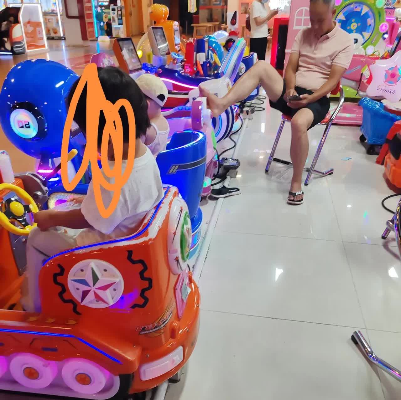 谁认识这个人？
广东省阳江市新都会负一层超市旁边儿童游乐场，这个老头光脚蹬在儿