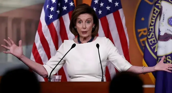 佩洛西开始反击了！特朗普指责美国前众议院议长佩洛西利用职务通过内幕消息炒股赚钱、