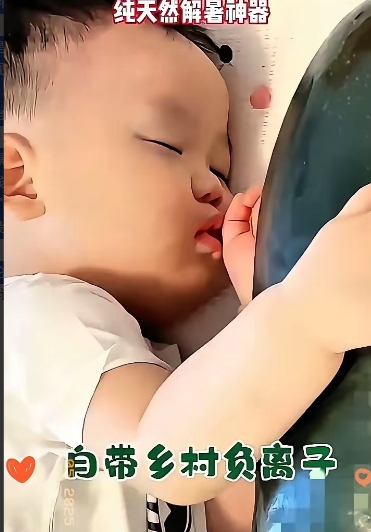 被山东姥姥的脑洞惊到了！宝宝午睡怕热又怕空调着凉，姥姥大手一挥，直接从菜园搬来个
