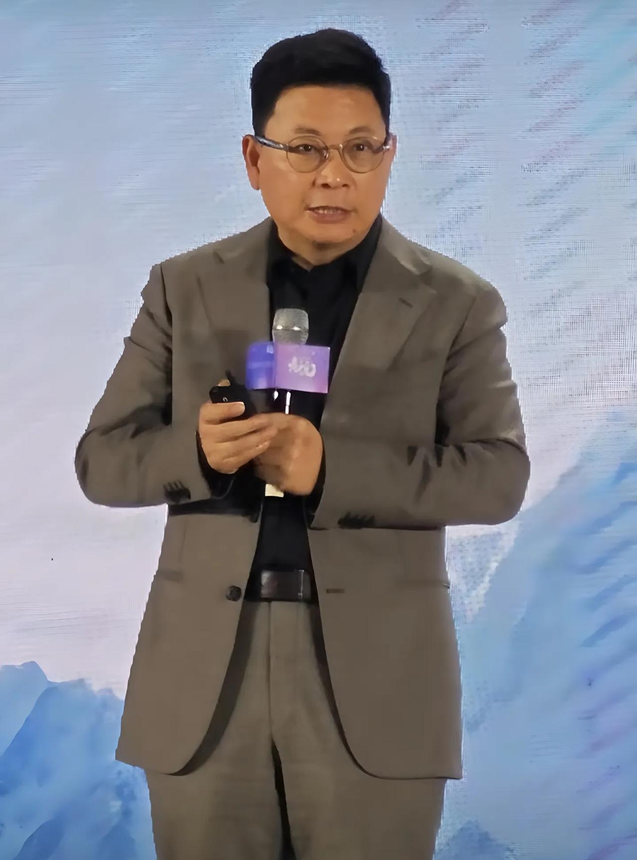 刚看完余承东在2025年未来汽车先行者大会上的演讲，现场金句不断偶尔穿插C语言，