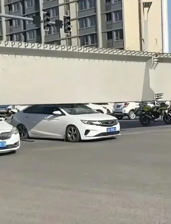 司机把大梁当成桥，卡在里面，这怎么算责任