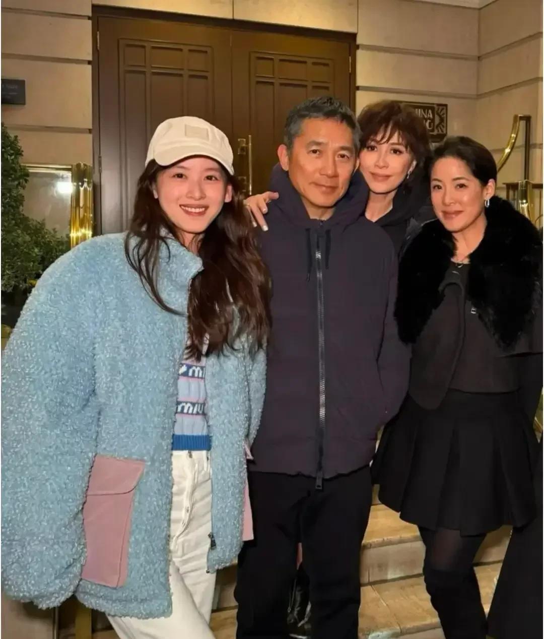 京东老板娘章泽天在香港偶遇梁朝伟刘嘉玲夫妻，合影留念照片中右一穿黑色衣服的美女是