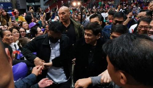 国际刑警组织要逮捕杜特尔特，菲律宾政府准备执行逮捕令。此时杜特尔特正在香港度假，