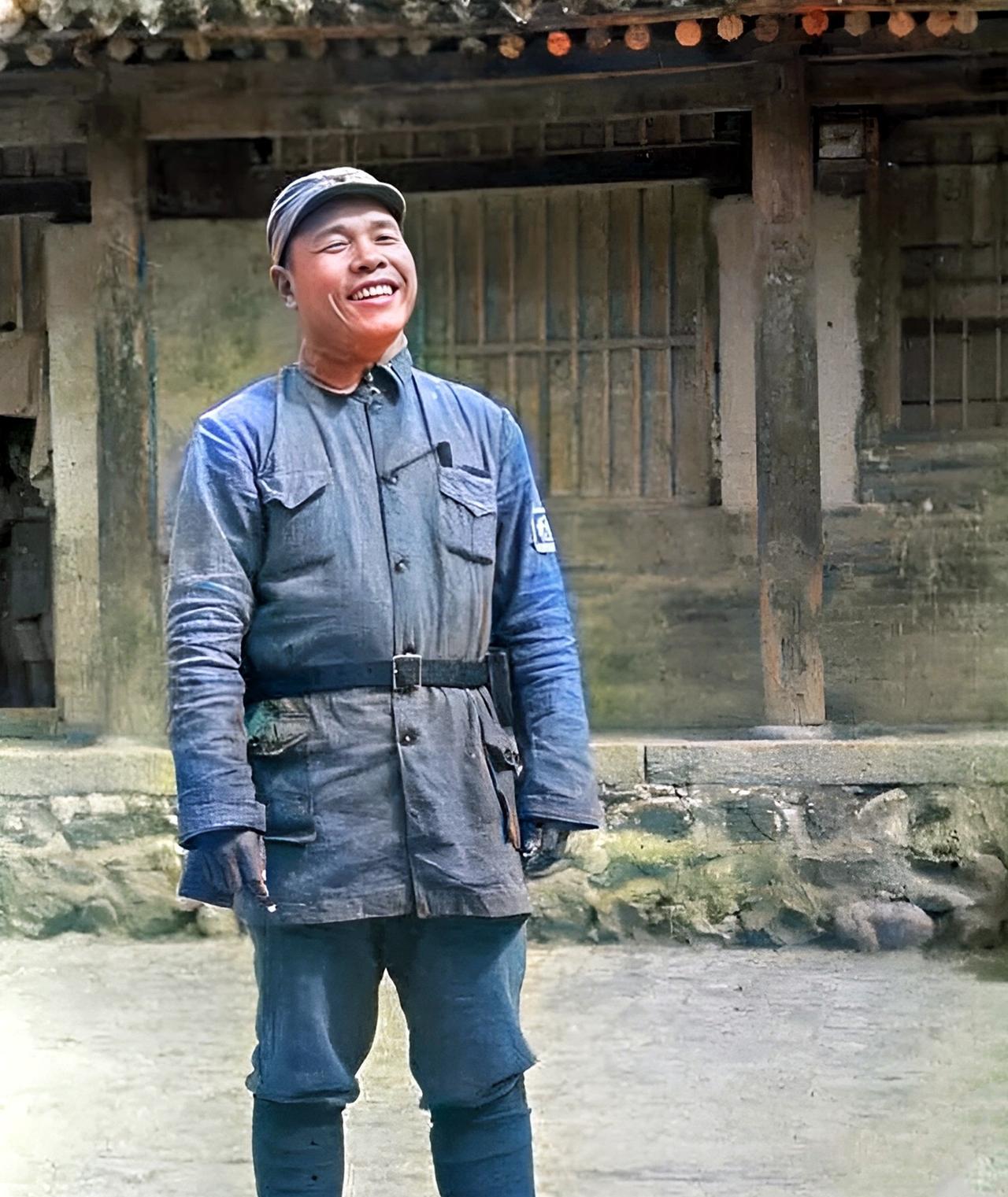 这位笑容灿烂的八路军将领是抗战期间唯一一位获得过青天白日勋章的中共将领。他正是本