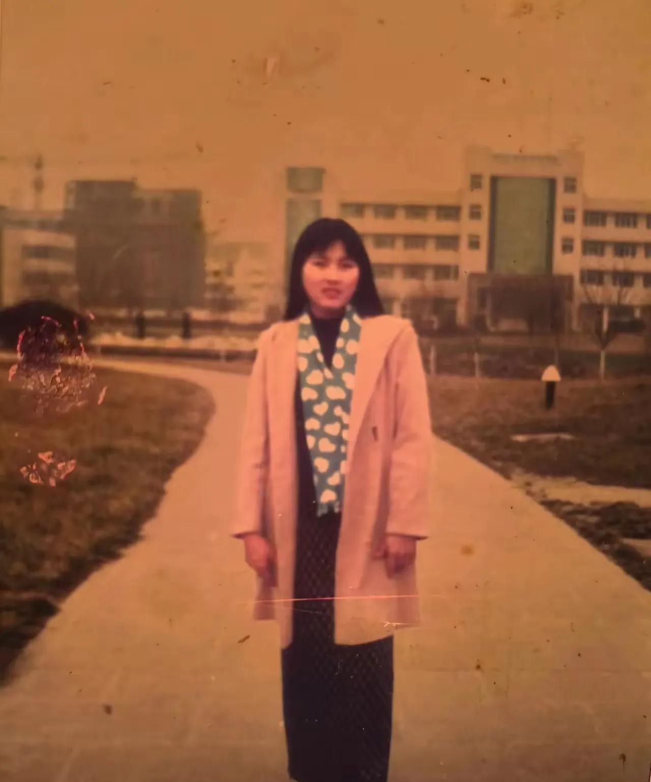 这张照片拍摄于1994年11月，安徽省合肥幼儿师范学校学生在郊外玩耍时的留影。镜