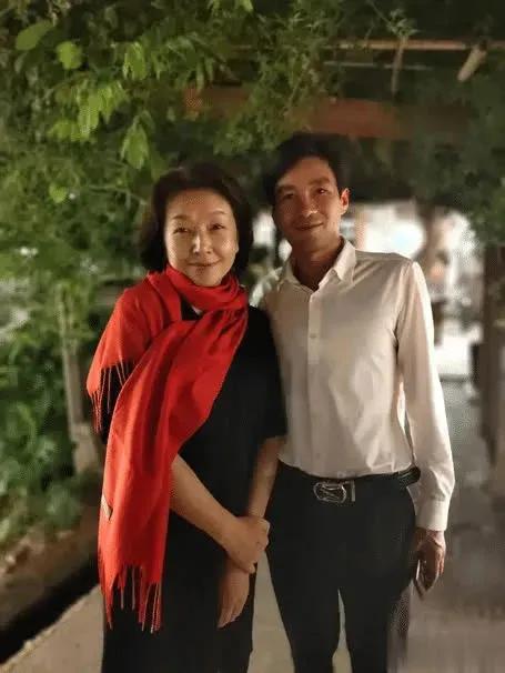 差一点就要认不出她了！ 曾经那个明艳动人的女神也老了呀，在素颜状态下的她，完全变