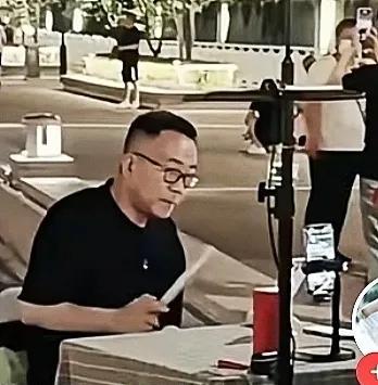 郭德纲的优秀是时代赋予的郭德纲———杨议。
相声界风波一周年，天津海河艺术家杨议