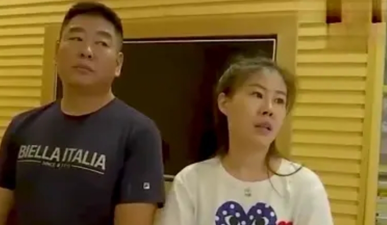 老旧小区大多是老年人，上下楼不方便想要加装电梯，但是电梯位置正好在一楼商铺正前方