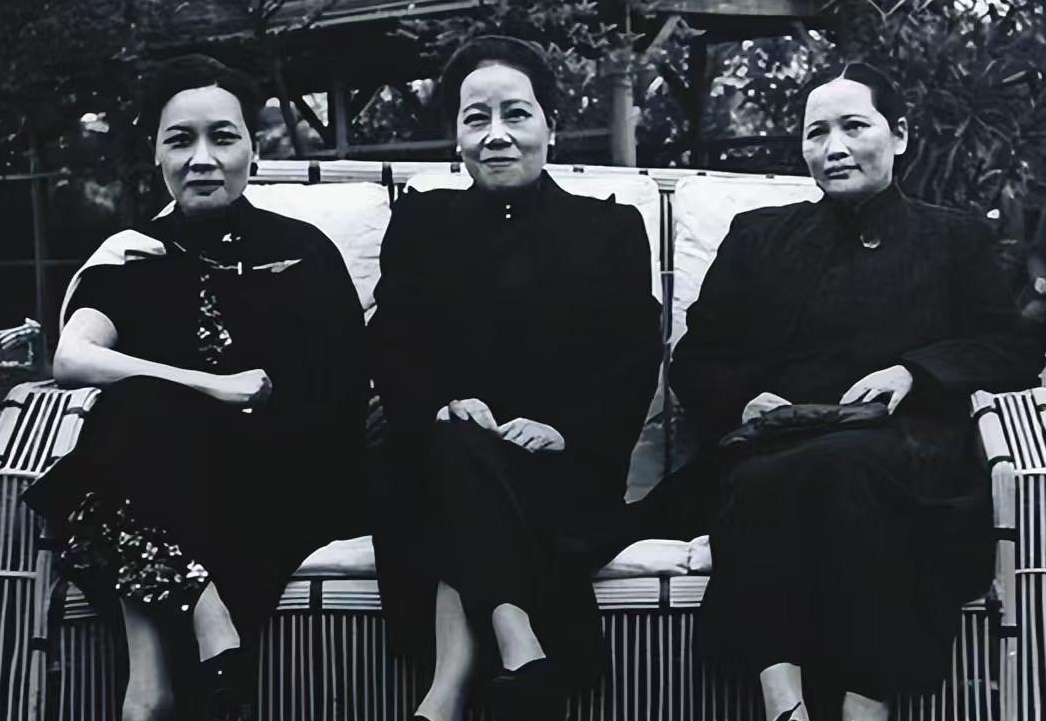 1981年，病重的宋庆龄躺在病床上，突然她握住沈粹缜的手，泪流满面地说：“我真的