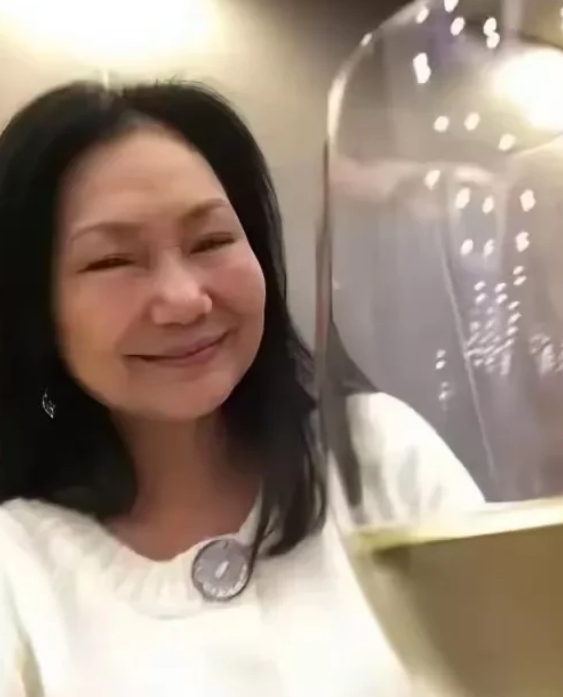 不得不说，
这女人有福气，
会比自己的女儿们命长