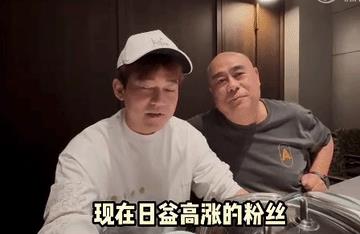 苏醒老歌手的日常和老苏总的退休时光联动了，这父子俩还真是，一唱一和，一模一样[笑