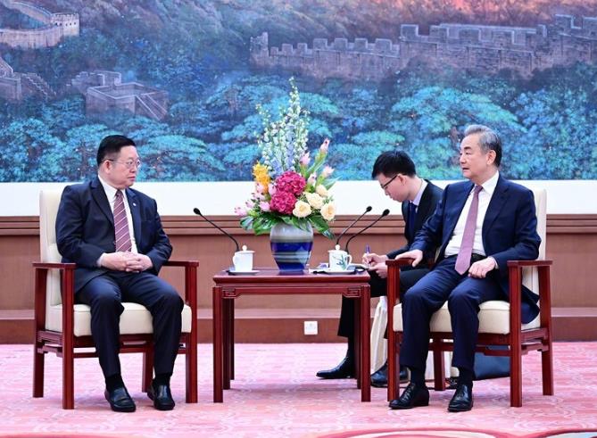 两边下注？柬埔寨同时请中美主持公道，中方一句忠告令柬方冷汗都出来了。
 
最近柬