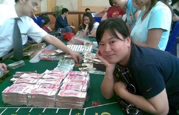 2011年，云南的“土皇后”杨菊芬得知自己即将执行死刑，她戴着脚镣，穿着囚服，却