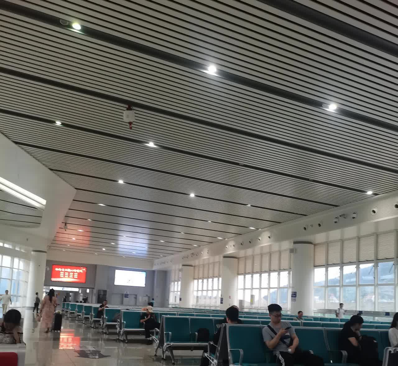 想不通十堰的高铁站为什么要建的离市区那么远，而且还是荒漠人烟的地方，好像也没有看