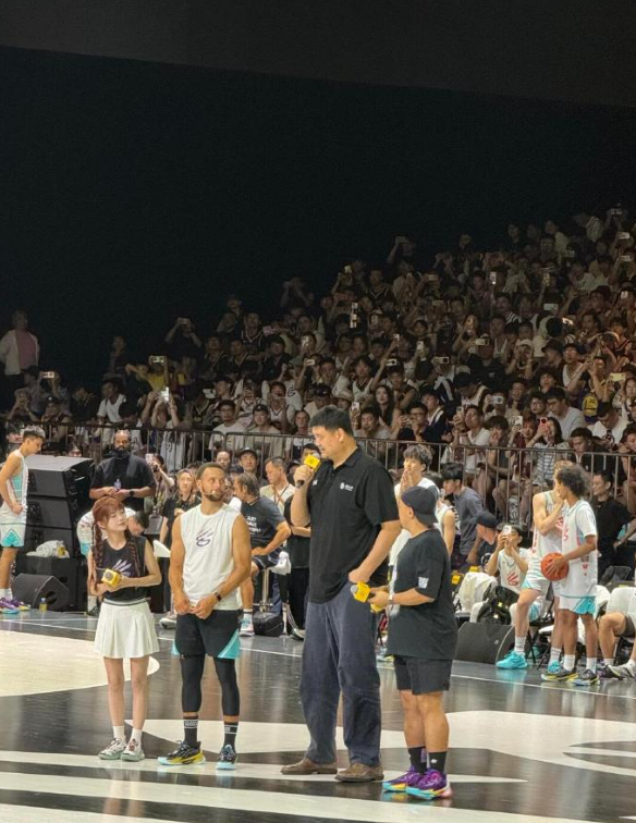 库里和姚明同框了！库里嘻嘻笑跑向姚明站在旁边，这身高差有点可爱