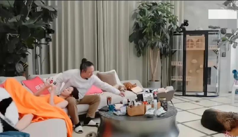 坦白讲，三宝除了年龄大点，确实也挺有魅力的！
放眼整个娱乐圈，能和刘欢把酒言欢的