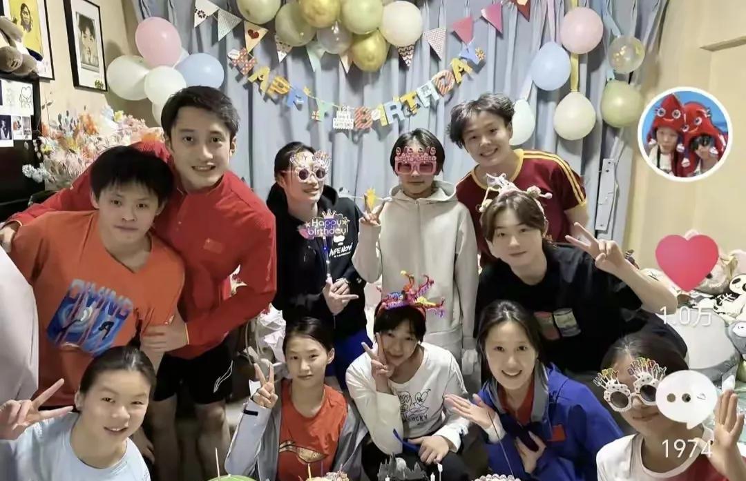 之所以大家觉得全红婵现在跟张家齐越来越像，主要是18岁的发育关，显得身形越来越壮