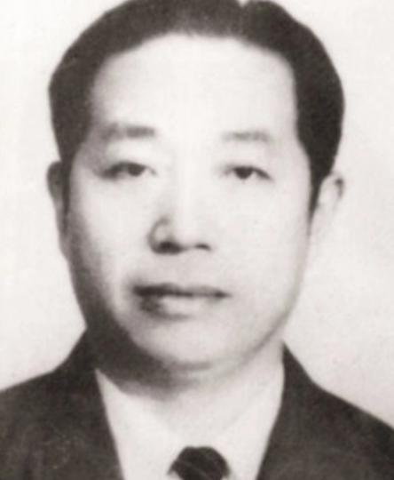 1945年，日本宣布无条件投降后，日本海军军火仓库主任冈田少将决定将10万支步枪